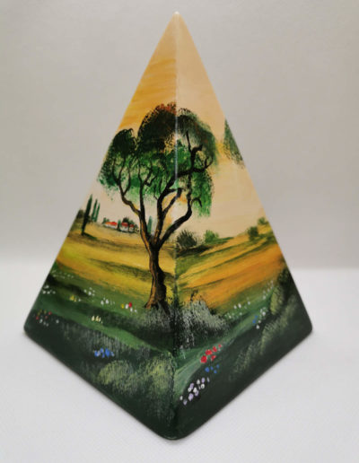Tierurnen Pyramide 002