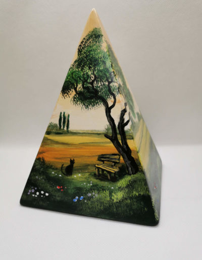Tierurnen Pyramide 002